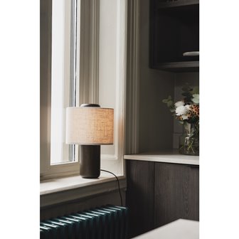 Lampa stołowa dark japandi drewniana Bosco z kremowym abażurem lnianym Globen Lighting